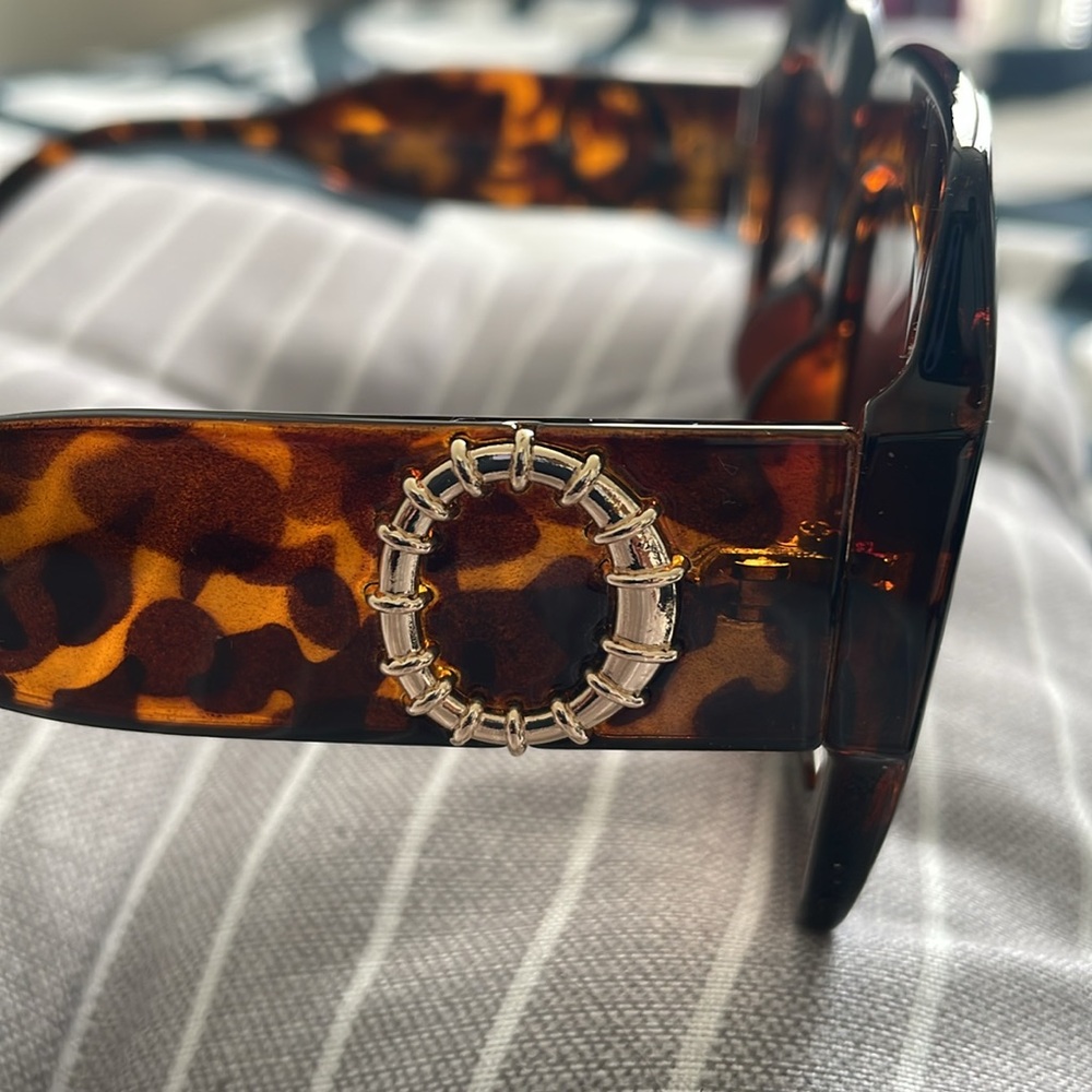 Get ready for summer with this oversized sunglasses. - Picture 4 of 4